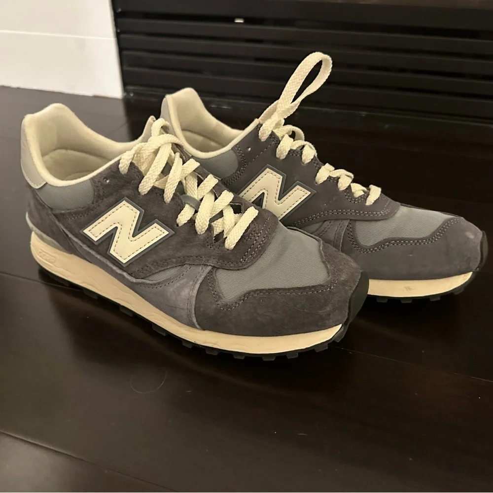 New Balance Women’s 10 Sneakers - Picture 2 of 6